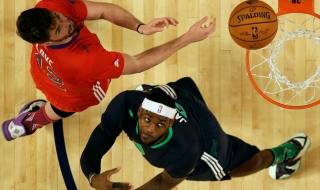 Изтокът победи Запада в невероятно баскетболно шоу