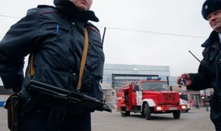 Криза! Въоръжен мъж държи 6 деца като заложници в апартамент в Санкт Петербург 