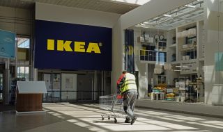 Собствениците на IKEA усилено търсят купувачи
