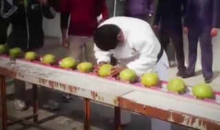 Мъж счупи 43 кокосови ореха с главата си