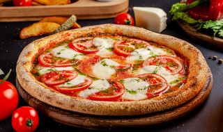 Рецепта за вечеря: Пица "Капрезе" с бутер тесто
