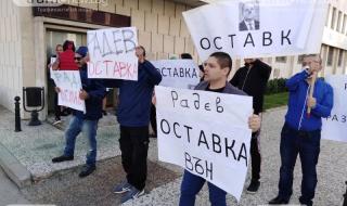Освирквания и викове "Оставка" посрещнаха Румен Радев в Пловдив