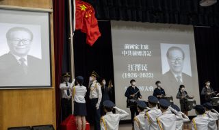 В цял Китай прозвучаха сирени в знак на почит към Цзян Цзъмин