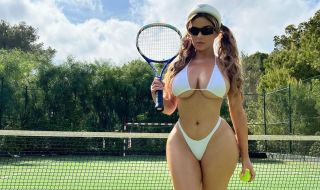 Пищната Деми Роуз играе тенис по бикини (СНИМКИ)