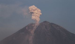 Вулканът Мерапи на остров Ява изригна отново