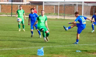  Грозни сцени: Счупиха стъклото на автобус в Трета лига