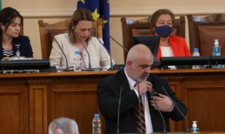 Манев: Безхаберното управление заслужава вот на недоверие за куп неща