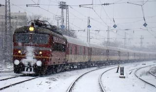 Тежките зимни условия блокираха влакове