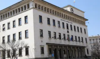 БНБ и част от търговските банки работят извънредно днес