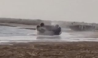 Дрифт на плажа завърши с обърната в морето Toyota (ВИДЕО)