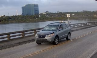 Hyundai Santa Fe прескочи подвижен мост като по филмите (ВИДЕО)