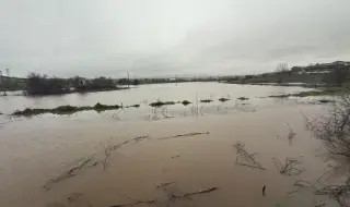 Река Изворска скъса дига, евакуираха семейство