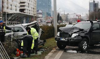 Катастрофата на бул. "България": Джип се врязал в чакащ автомобил, леко пострадало е дете 