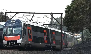 Локомотив се блъсна в пътнически влак, превозващ туристи