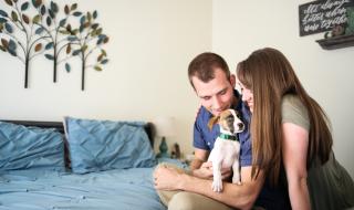 Двойка осиновява кученца, за да храни змиите си