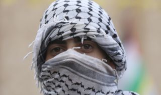 Палестинец намушка трима израелци при нападение на Западния бряг 