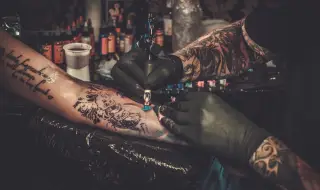 Запечатани бутилки с мастило за татуировки и перманентен грим гъмжат от милиони бактерии