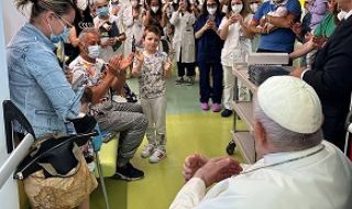 Изписват утре Папа Франциск, срещна се с болни деца 