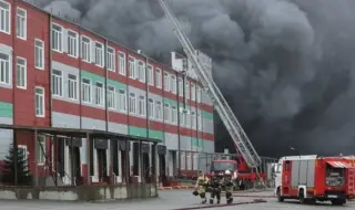 Огромен пожар избухна в склад във Владивосток