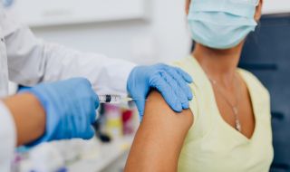 Изброиха типичните симптоми на ваксиниран срещу COVID-19, но заразен