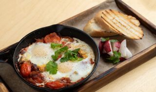 Рецепта за вечеря: Бърза лятна манджа с колбас и зеленчуци