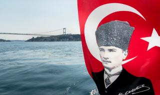 Историк заговори за любовницата на Ататюрк. Арестуваха го!