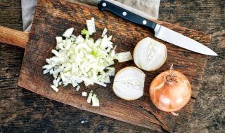 Правилният начин да режем лука без сълзи