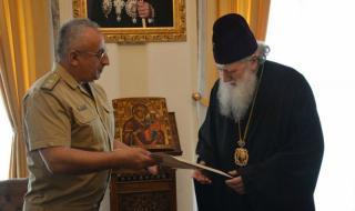 Връчиха почетен знак на патриарх Неофит