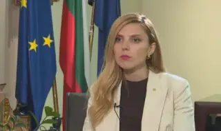 Външният министър Велислава Петрова обясни за "голото рамо" по време на срещата с Хакан Фидан: Не се притеснява от забележките