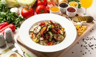 Яжте в големи чинии, за да не напълнеете