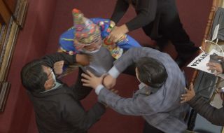 Бой в парламента на Боливия