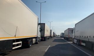 Километри от тежкотоварни камиони на границата с Турция