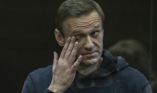 Руската служба по затворите иска анулиране на условната присъда на Навални