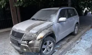 Запалиха коли на българското посолство в Скопие