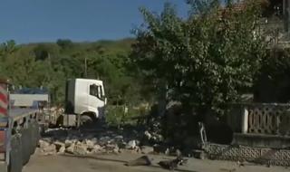 Нова смъртоносна трагедия на пътя – камион се вряза в къща след удар с лек автомобил