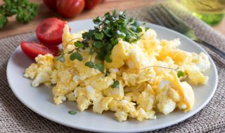 Рецепта за вечеря: Бъркани яйца с кейл и моцарела