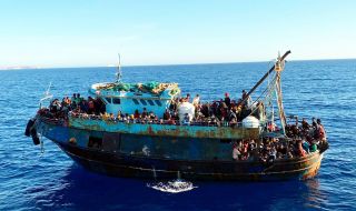 700 мигранти пристигнаха в Лампедуза за денонощие