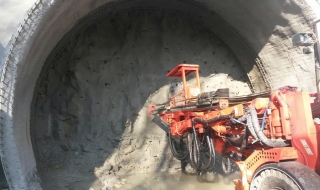 Напредва изграждането на 540-метров тунел