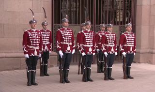 Тържествена смяна на почетния гвардейски караул пред Президентството