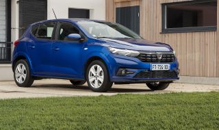Dacia изоставя дизела и набляга на коли с фабрична АГУ