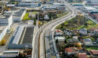 Започна полагането на последния пласт асфалт на бул. „Рожен“