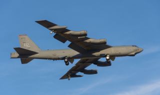 Американски бомбардировачи "Боинг" B-52 прелетяха ниско над Стокхолм 
