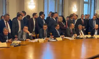 Асен Василев влезе в бюджетната комисия, питайки "кой разпореди това безобразие?". Цонев се закани да го изнесе (ВИДЕО)