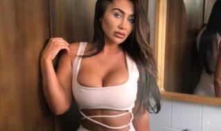 Модел вбеси мрежата със СНИМКА на дупето си след операция 