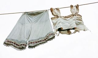 Продадоха бельото на императрица Елизабет Австрийска за 3800 евро (СНИМКА)