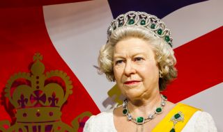 Оплешивя восъчна фигура на Кралица Елизабет II (СНИМКИ)
