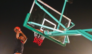 Леброн, Пике и Серина се снимаха в уникална реклама (ВИДЕО)