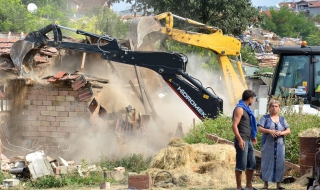 Разрушиха 46 постройки в Максуда