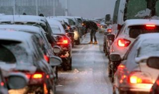 София под снежна блокада - затвориха пътища, ограничиха маршрута на автобуси