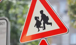 Кола блъсна дете пред училище в София